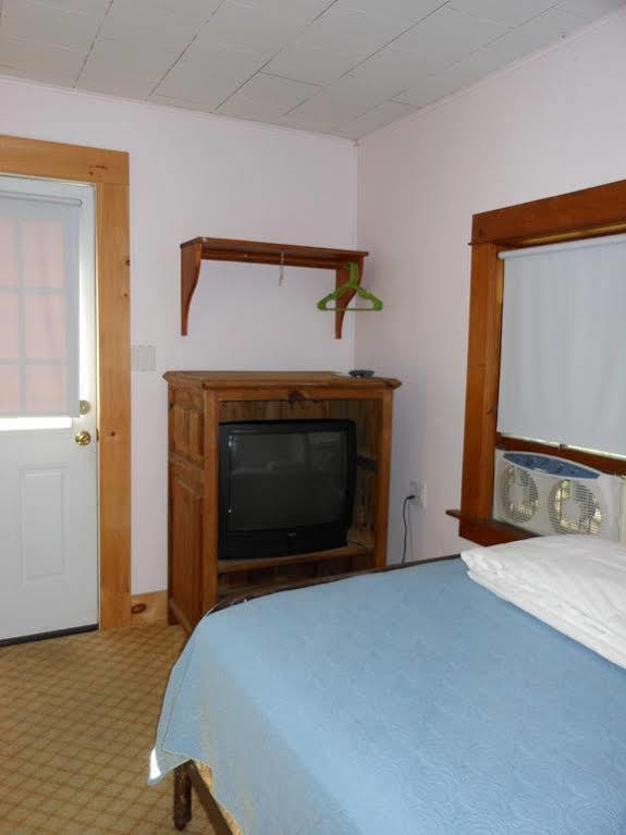 Katahdin Cabins Hotell Millinocket Exteriör bild