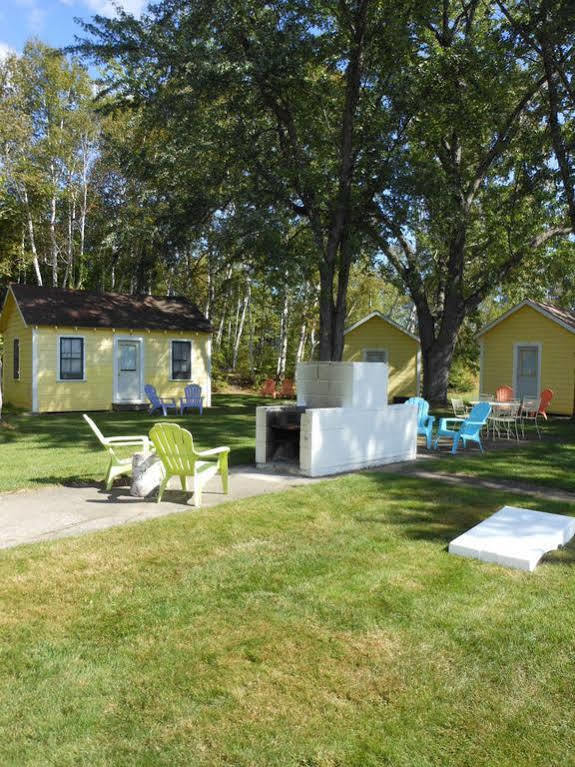 Katahdin Cabins Hotell Millinocket Exteriör bild