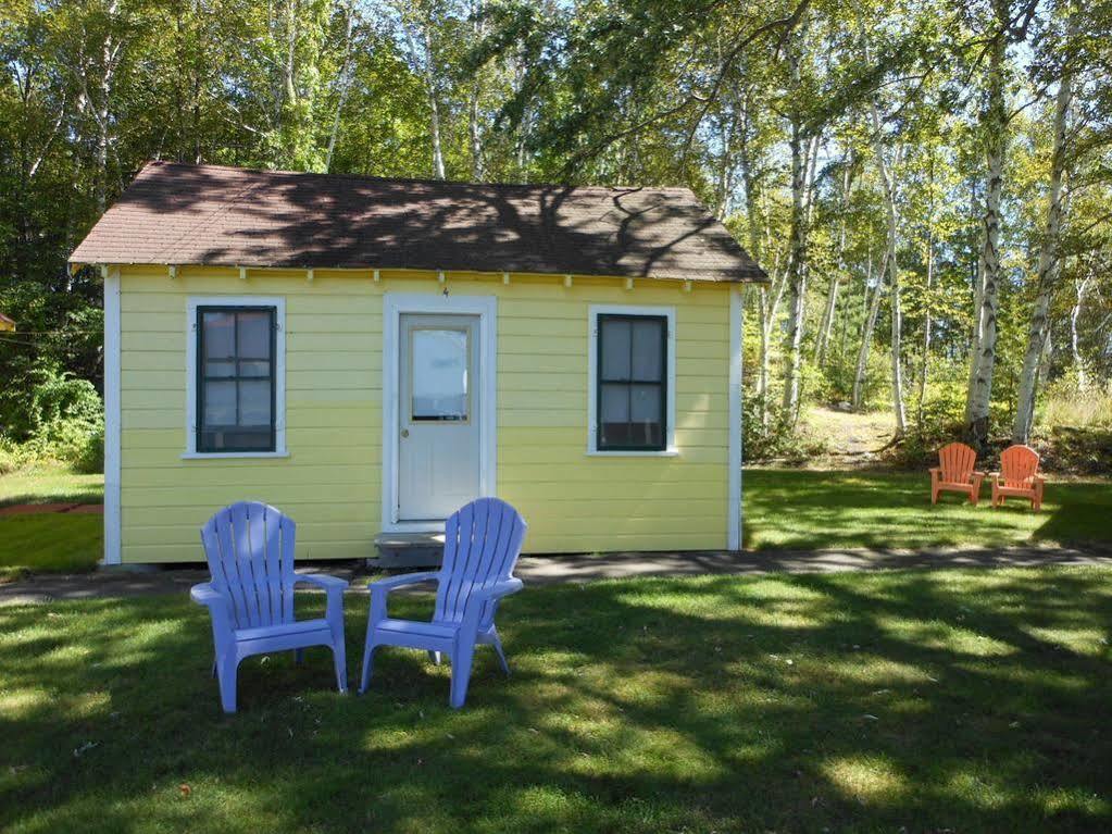 Katahdin Cabins Hotell Millinocket Exteriör bild