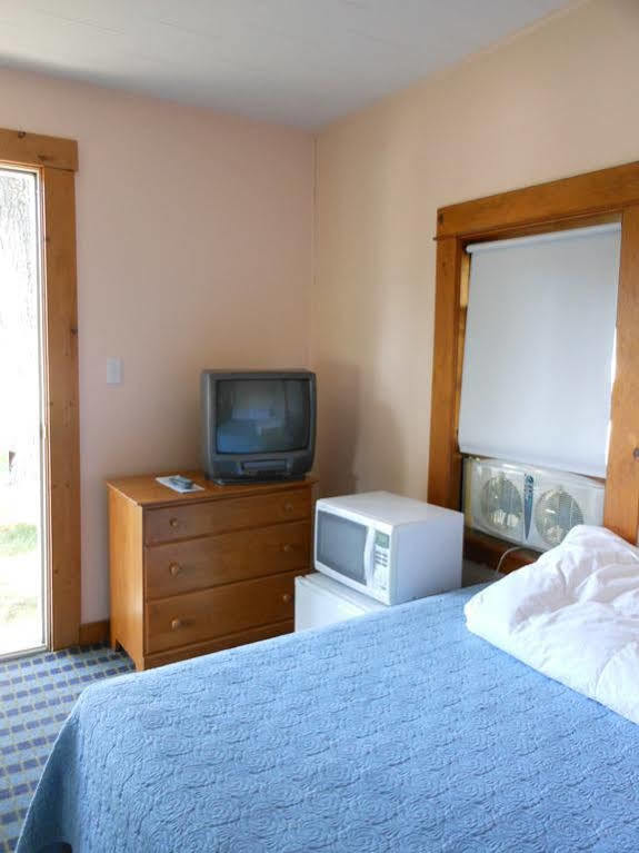 Katahdin Cabins Hotell Millinocket Exteriör bild